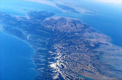 Aerial photograph of the South Island showing the Southern Alps rising along the Alpine Fault.